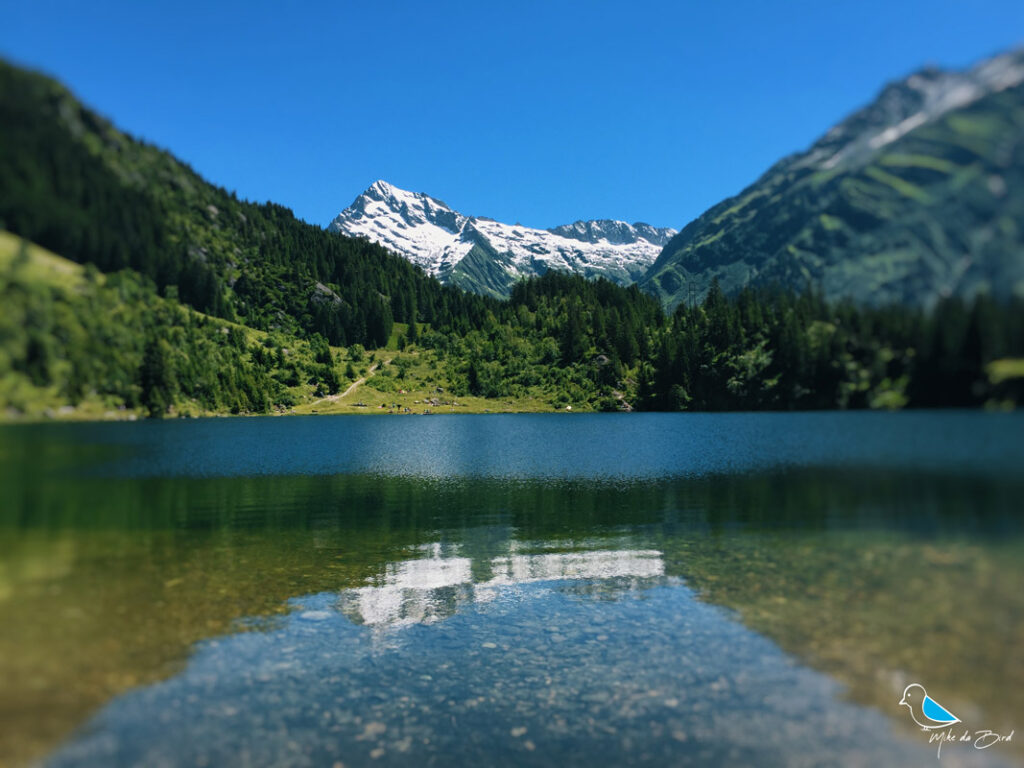 Bergsee mit Spiegelung